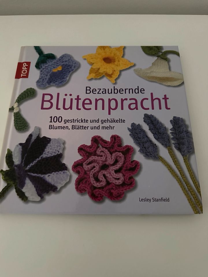 Strickbuch Häkelbuch  „Bezaubernde Blütenpracht“ in Berlin