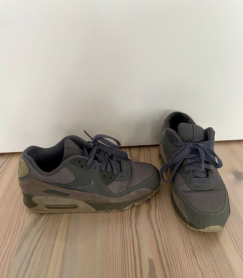 Damen Schuhe Nike Air Max 90 Gr. 38 grau Turnschuhe in Wolfsburg