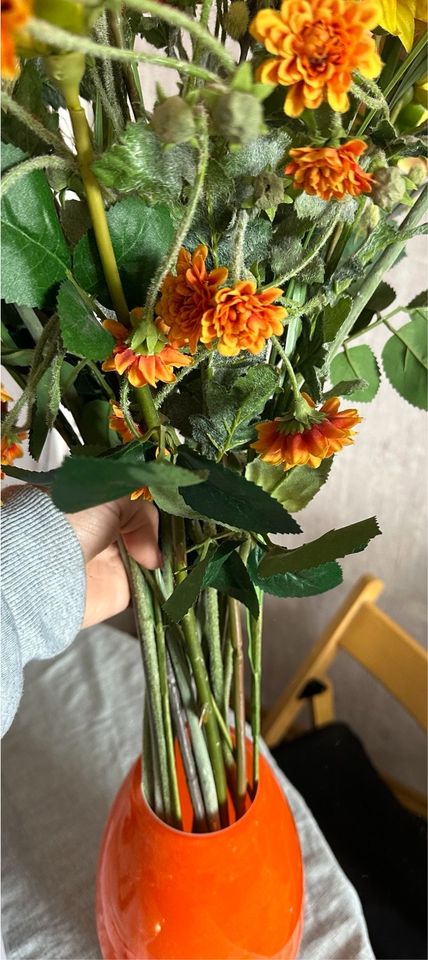 Tolle Vase mit schönen Blumen in orange Ton in Leipzig