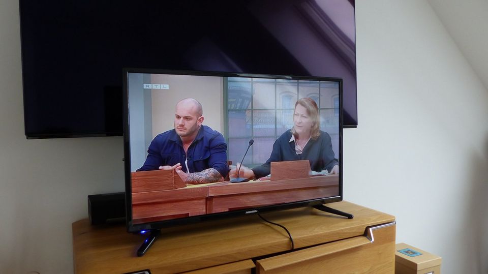 LED TV Gerät, Fernseher 32 zoll in Neuberg