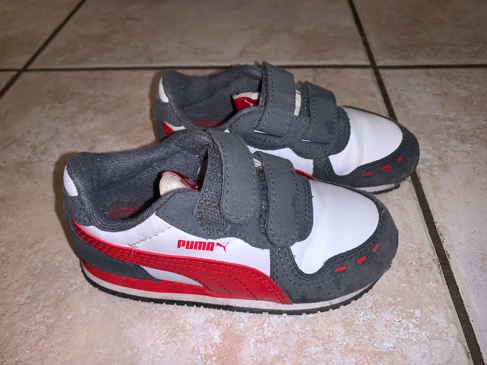 Puma Kinder Sneaker - weiß / grau / rot - Größe 24 in Gröbenzell