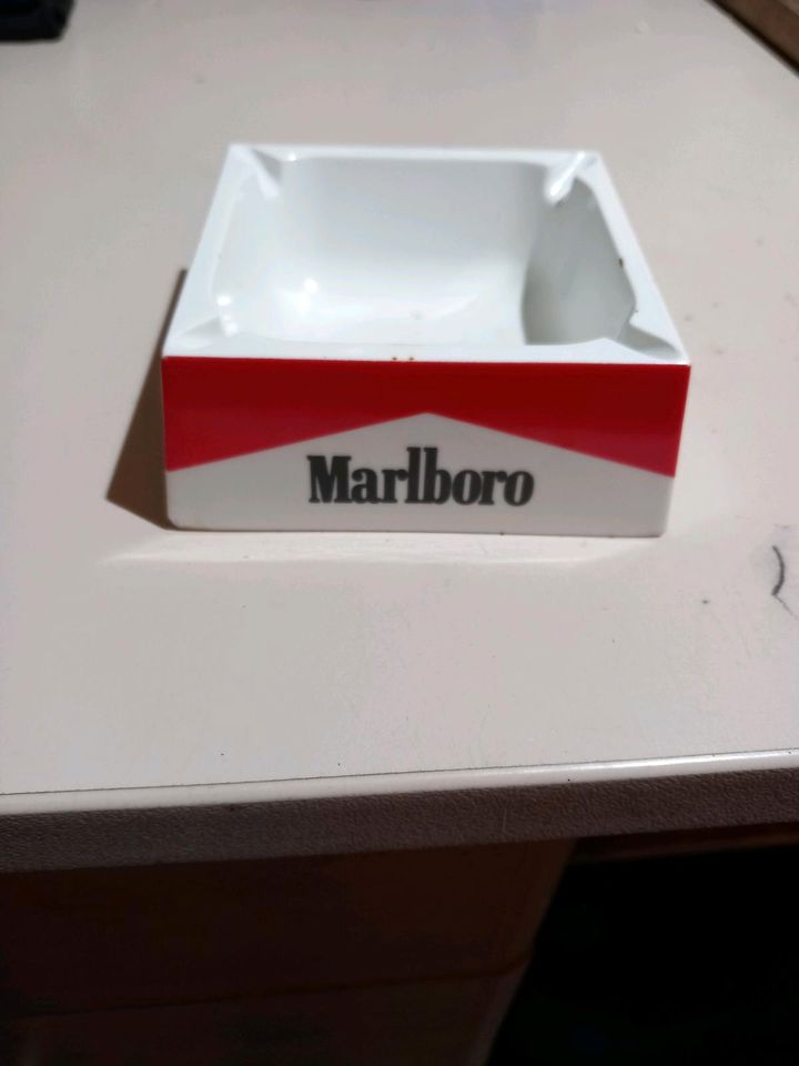 Werbeaschenbecher von Marlboro und Camel in Werl