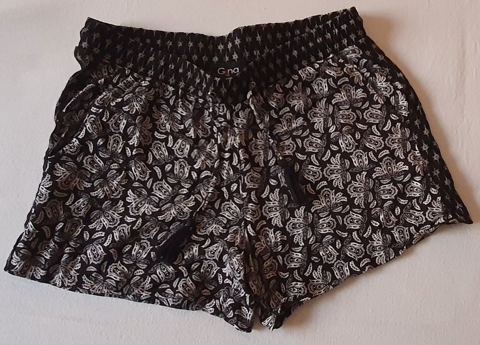 Shorts mit Stretchbund von Gina, schwarz, Gr. 40 in Schieder-Schwalenberg