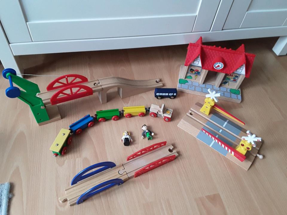 Holzeisenbahn Klapp-Brücke Bahnübergang sprechender Bahnhof in Trappenkamp