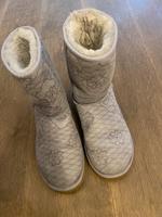 Ugg Boots mit Blumen, Grau / Flieder, 38 Elberfeld - Elberfeld-West Vorschau