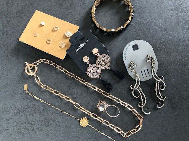 Modeschmuck Set gold schwarz roségold 9 Teile in Bayern - Hammelburg | eBay  Kleinanzeigen ist jetzt Kleinanzeigen