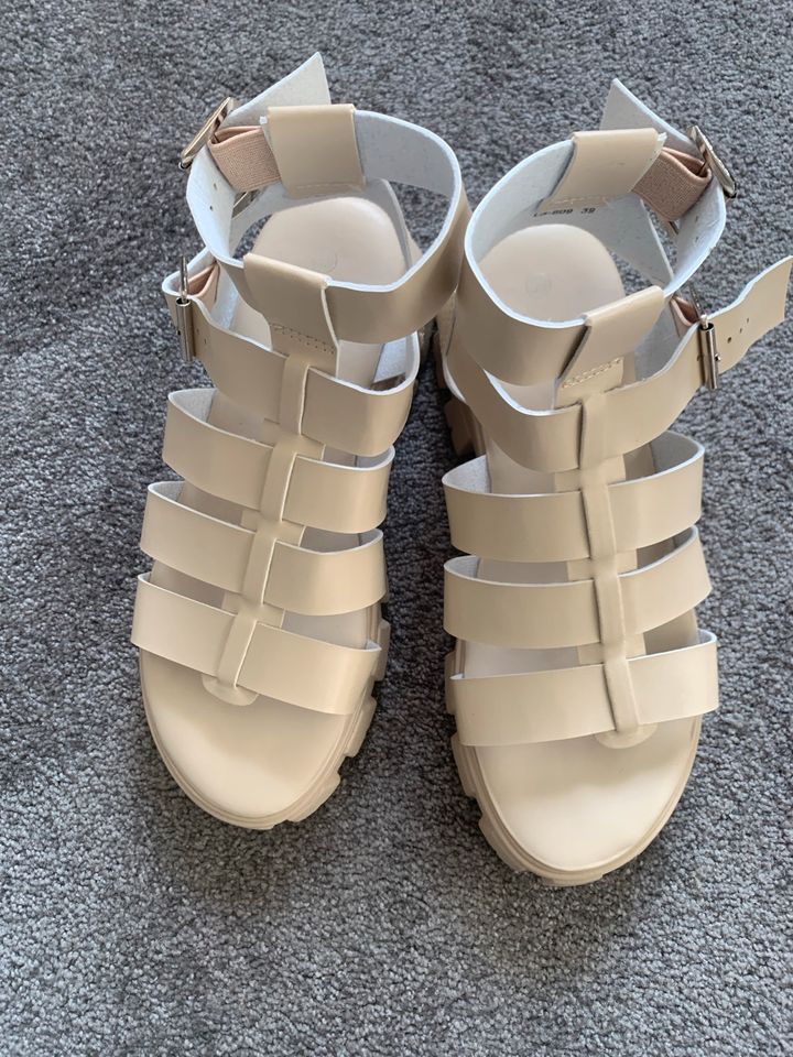 Sandalen Plateau Römer beige Juliet Gr 39 neu in Gudensberg