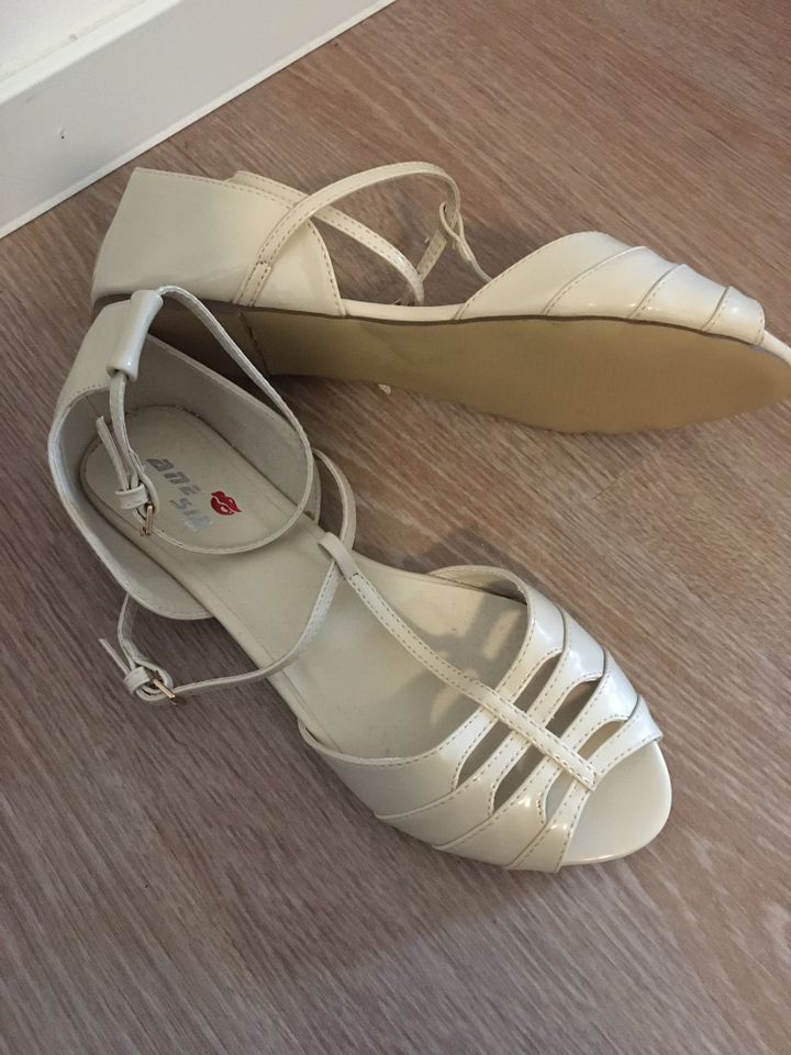Verkaufe neue ungetragene Damen Schuhe , jede paar 5 euro in Augsburg