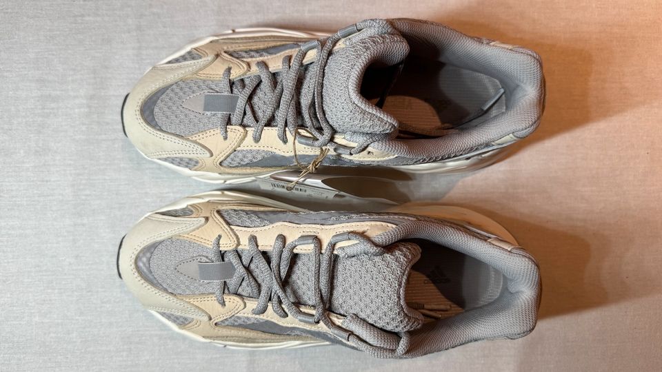 Yeezy Boost 700 V2 Cream 42 (GY7924) in München