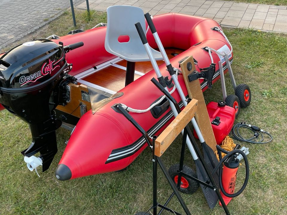 Schlauchboot mit 9.9 PS Außenbordmotor und Hafentrailer in Demmin