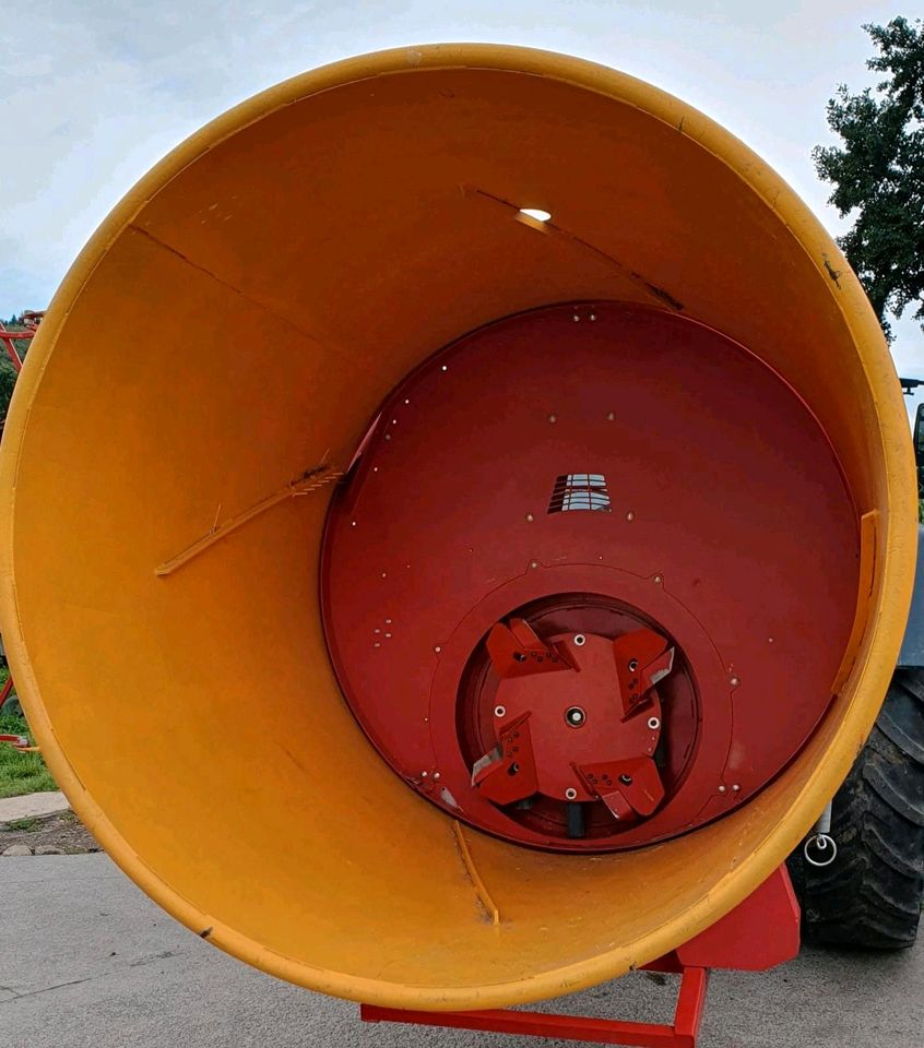 Teagle Tomahawk Ballenauflöser Einstreugerät Strohhäcksler Mühle in Lauterbach (Hessen)