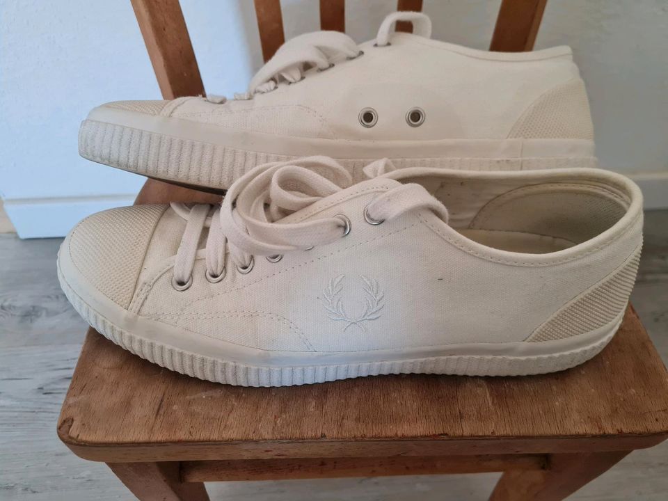 Weiße Sneaker von Fred Perry in Saarwellingen