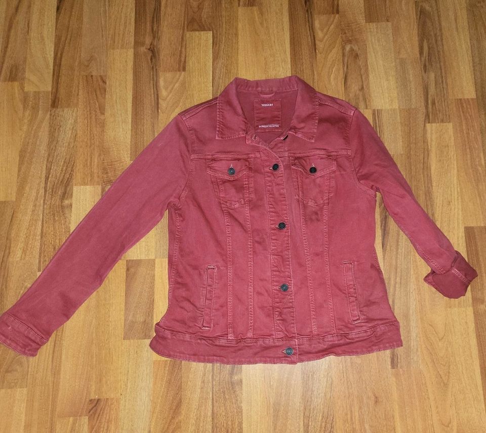 Stretch Jeans Jacke Rot Größe 42/44 in Berlin