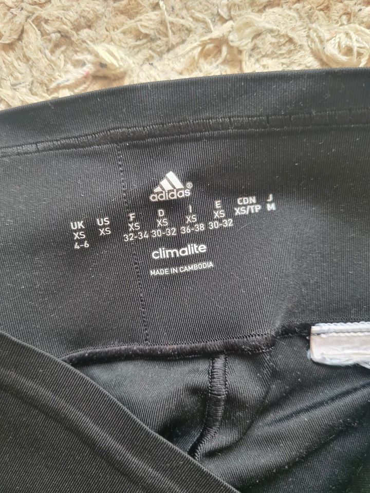 Adidas Sporthose schwarz in Butzbach