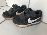 Nike Turnschuhe Sneaker Gr. 23,5 grau mit Klettverschluss Niedersachsen - Bassum Vorschau