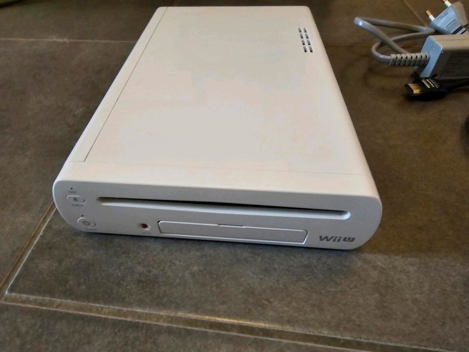 Nintendo Wii U Konsole 8GB Basic weiss inkl. Zubehör 8 GB in Aachen