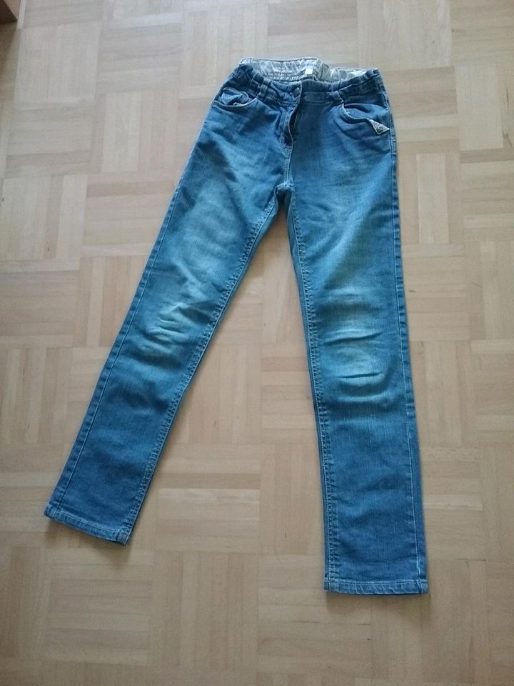 Vertbaudet Hosen Gr. 134 brombeere 9ans/ jeans gr 140 10 ans in Neuried Kr München