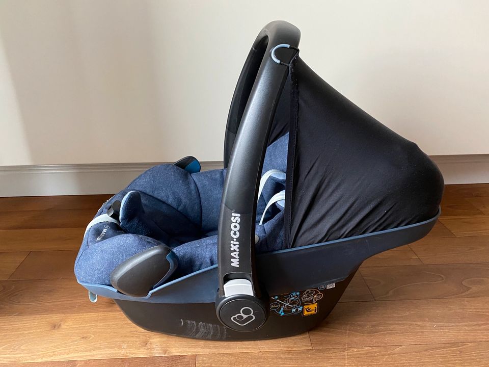 Babyschale pebble Plus von Maxi-Cosi mit 2Way-Fix in dunkelblau in Oberhausen