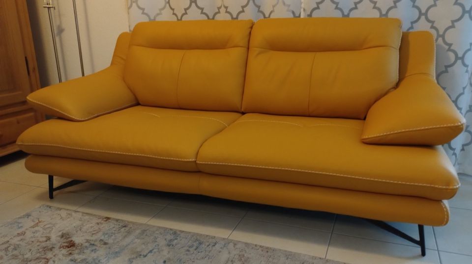 Hochwertiges Leder-Sofa in einem warmen Gelb-Ton in Mannheim