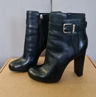 Guess Stiefelette Größe 39 Schwarz NP249€ High Heels Niedersachsen - Adendorf Vorschau