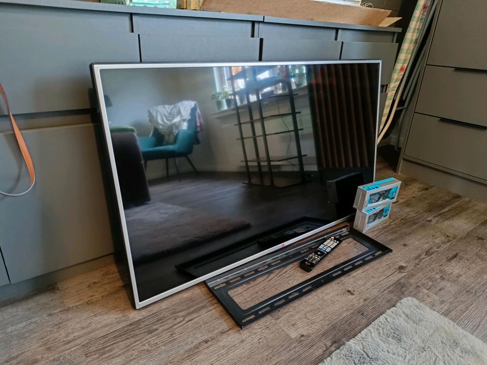 LG Smart TV 47Zoll incl. 3D Brillen + Wandhalterung in Zetel
