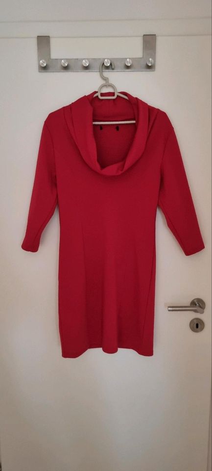 Rotes Jerseykleid mit Schalkragen und 3/4-Ärmeln in Größe L in Hambühren