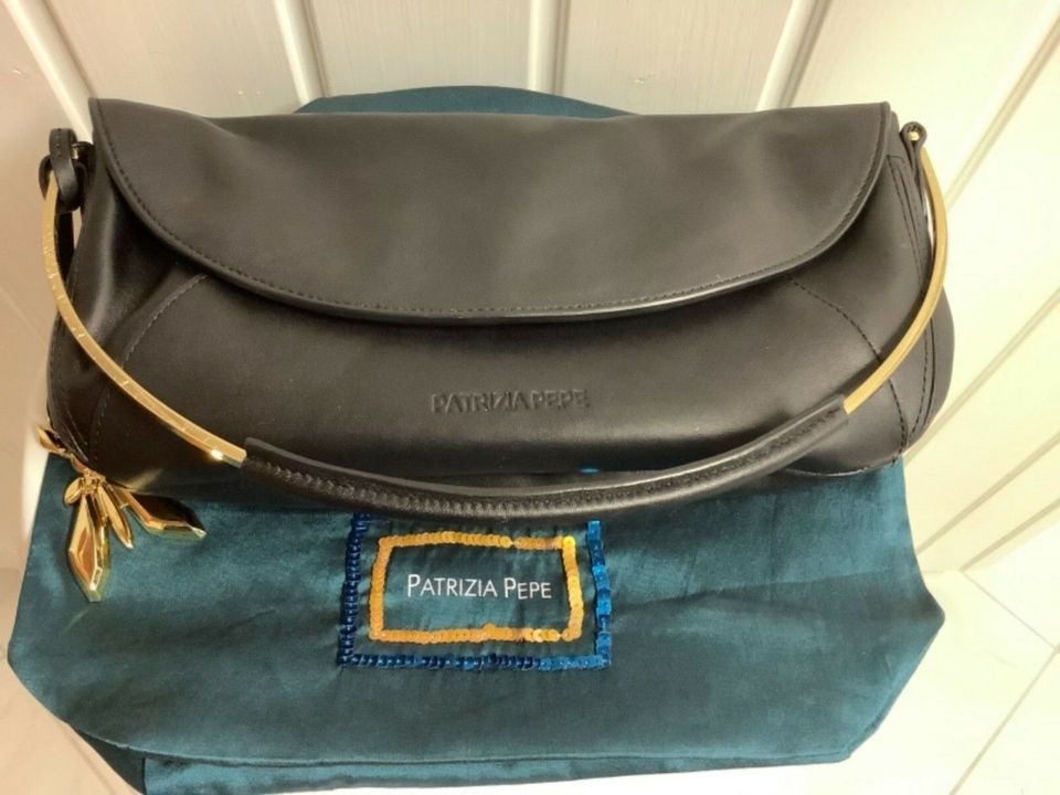 Schwarze Ledertasche mit Bügel von Patrizia Pepe in Petershausen