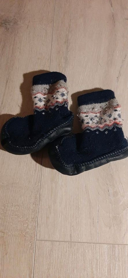 Babyschuhe mit Strümpfen in Rendsburg