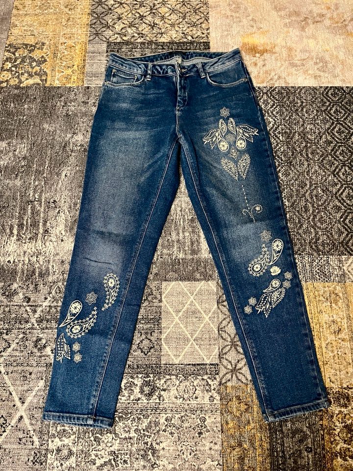 Jeans mit Stickerei Große 36-S Top  Zustand in Offenbach