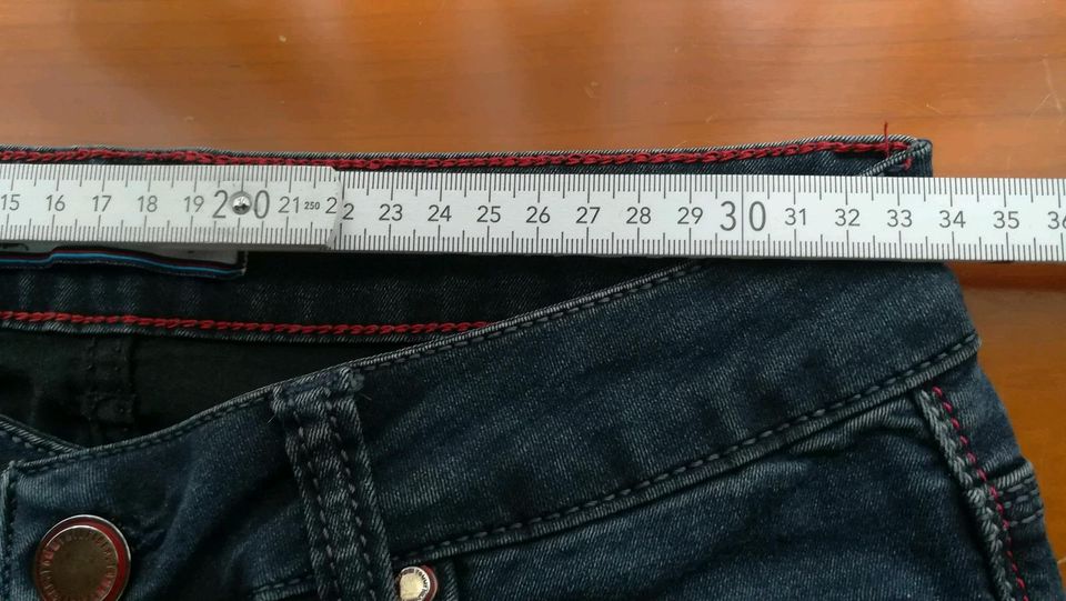 Jeans blau Tommy Hilfiger Größe 28 in Duisburg