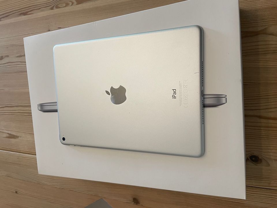 Apple iPad Air 2 Weiß 64GB Wifi Defekt in Erding