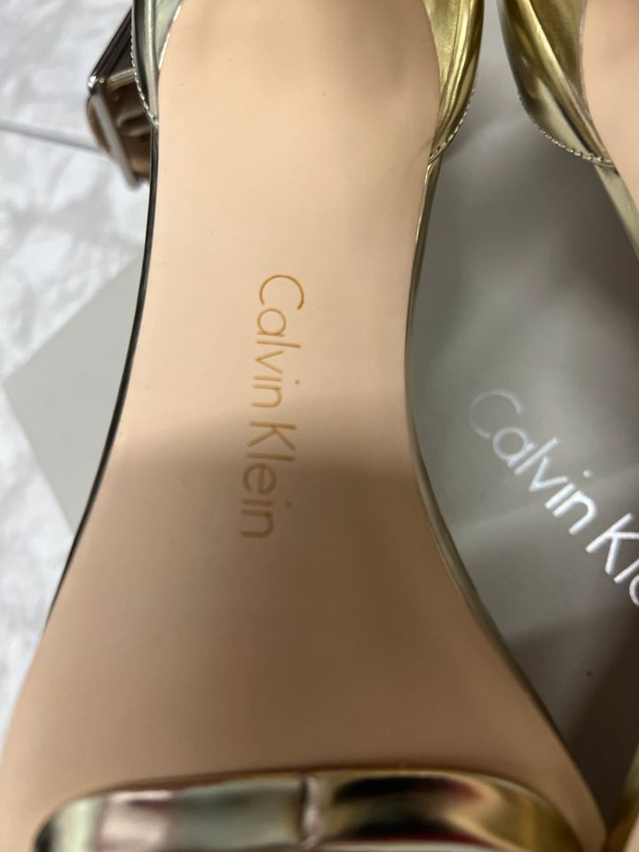 Goldene High-Heels Sandalen von Calvin Klein. Gr.39,5 NEU / OVP in Eltville