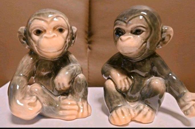 Zwei Goebel Figuren (Schimpansen) in Leipzig