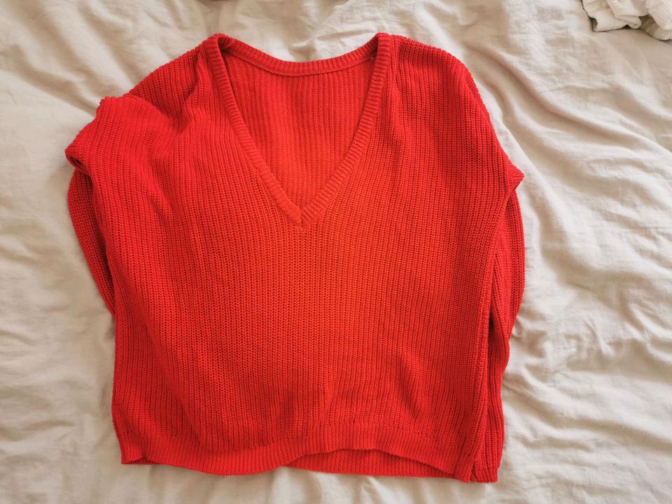 Roter Pullover, tiefer Rückenausschnitt, oversized in Frankfurt am Main