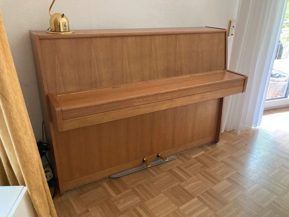 Klavier Legnica in Neu-Anspach