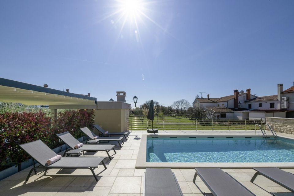 Ferienhaus mit Pool in Krnica (Kroatien) für 9 Personen in München