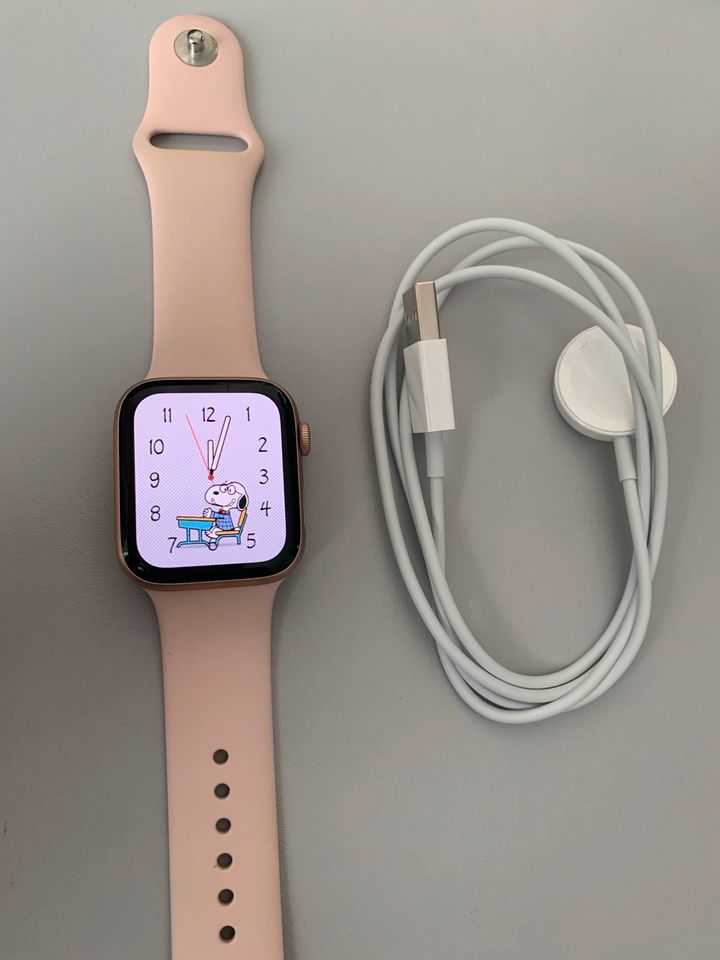 Apple Watch SE 44mm, 1 gen, Aluminium, GPS, Wi-Fi, Gold in Berlin