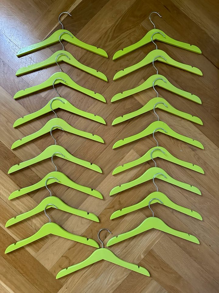 20 süße Kinderbügel in Grün aus Holz in Frankfurt am Main
