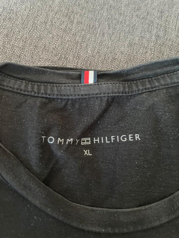 Tshirt Hilfiger Grösse XL in Nürnberg (Mittelfr)