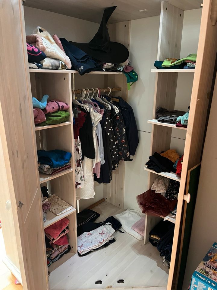 Kinderzimmer Kleiderschrank Kommode/Wickelkommode Regal Echtholz in Leun