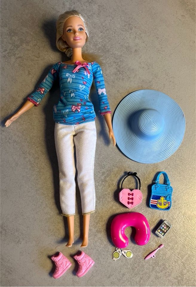 Barbie Puppe / mit 11 Teilen Zubehör/ flache Schuhe in Hamburg