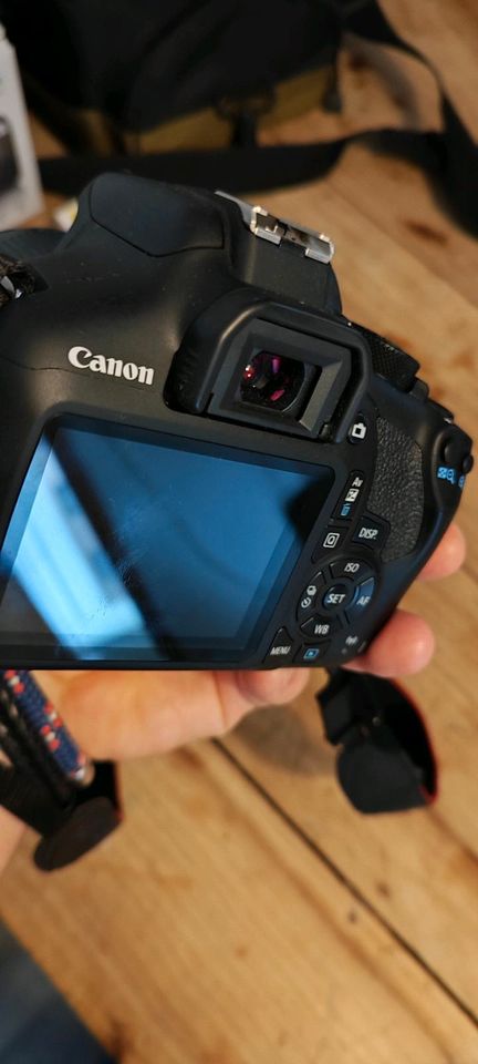 Canon 1300D mit Objektiv WiFi Tasche SD Karte Akku Ladegerät in Billigheim-Ingenheim