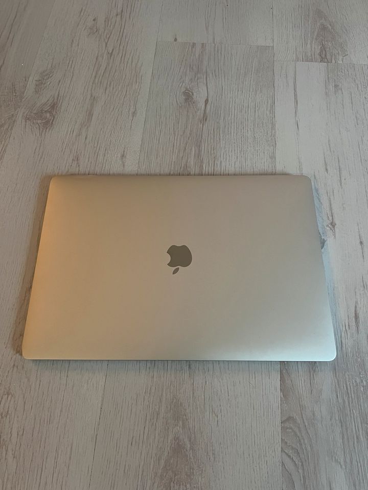 MacBook Pro 2017/15“/2,9Ghz, Core i7/4gb Grafik/16 Ram/500 SSD in Markt Indersdorf