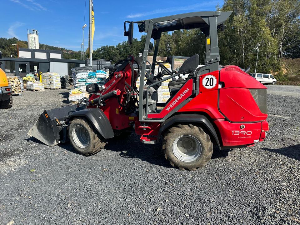 Weidemann Hoftrac 1390 mit Schaufel und Gabel in Wissen