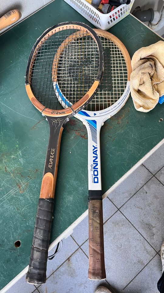 Zwei alte Tennisschläger in Nickenich