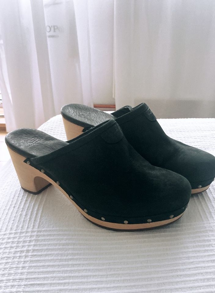 UGG CLOGS Schwarz 38 in Berlin