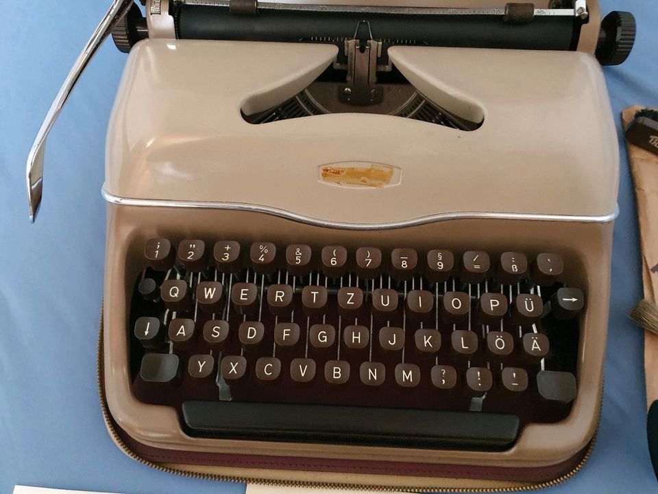 Nachlass Schreibmaschine Triumph Gabriele Vintage 50er Koffer in Berlin