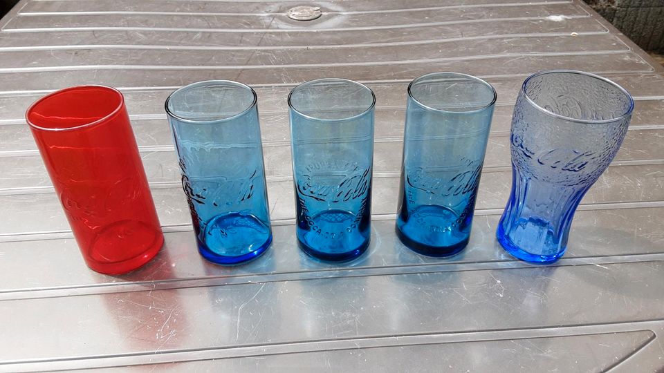 Coca-Cola Gläser rot blau Wasser Glas in Riegelsberg