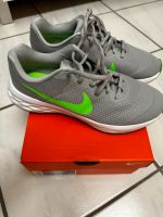 NIKE REVOLUTION 6 SMOKE GREY/GREEN neu Nordrhein-Westfalen - Halle (Westfalen) Vorschau