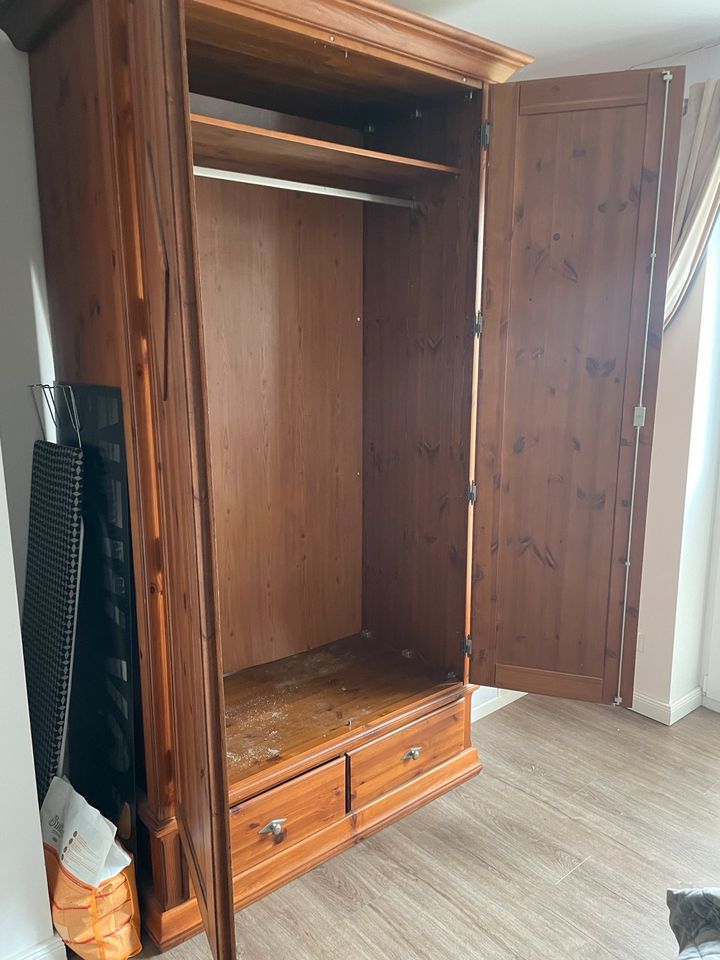 Kleiderschrank Holz in Toppenstedt